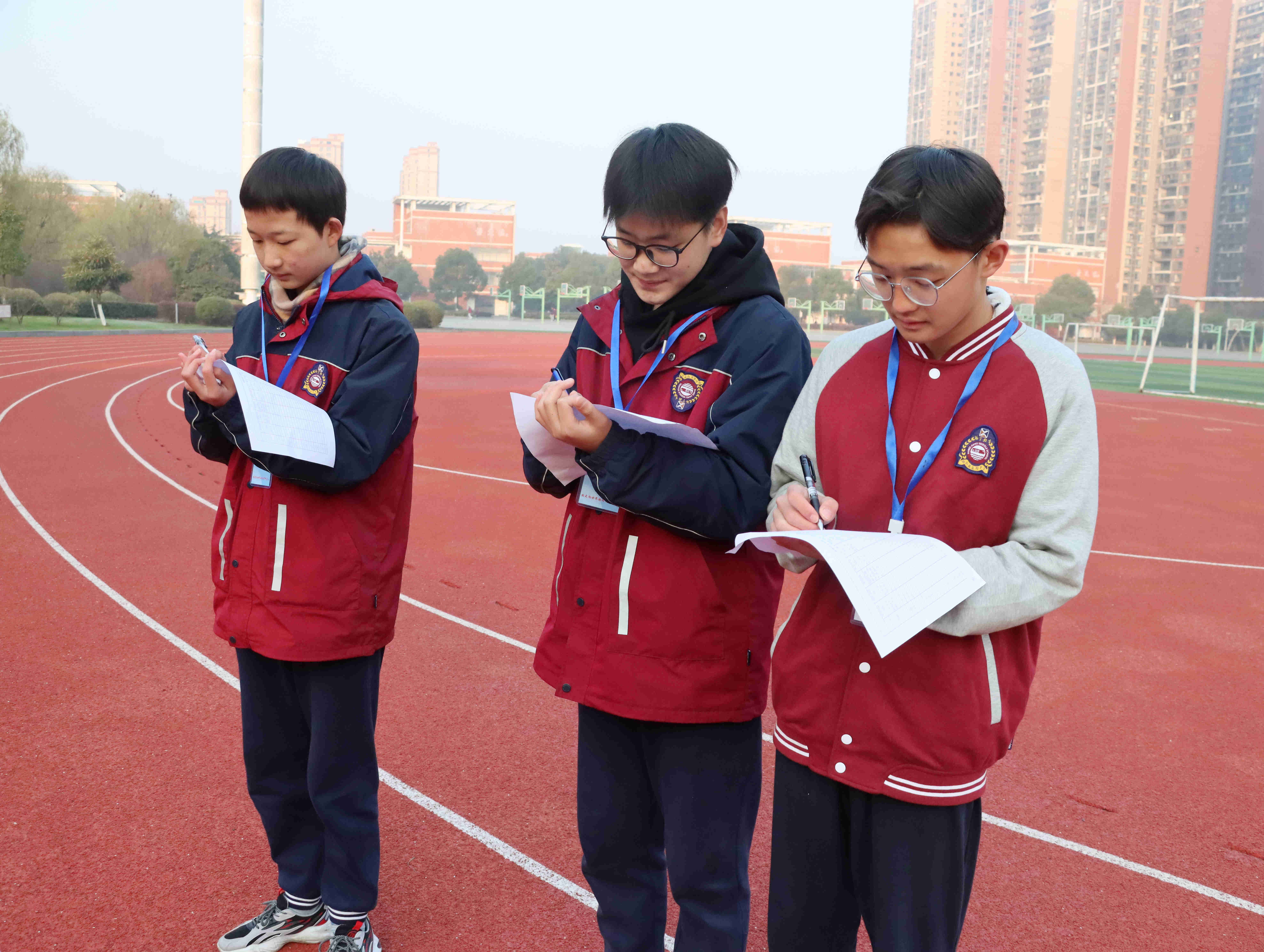 监利中学:迎元旦,跑操赛场展英姿