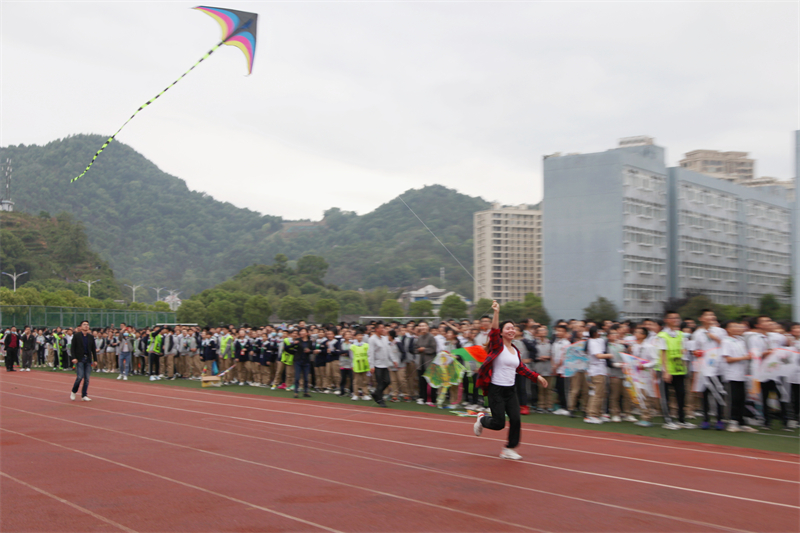 拥抱春色,放飞纸鸢