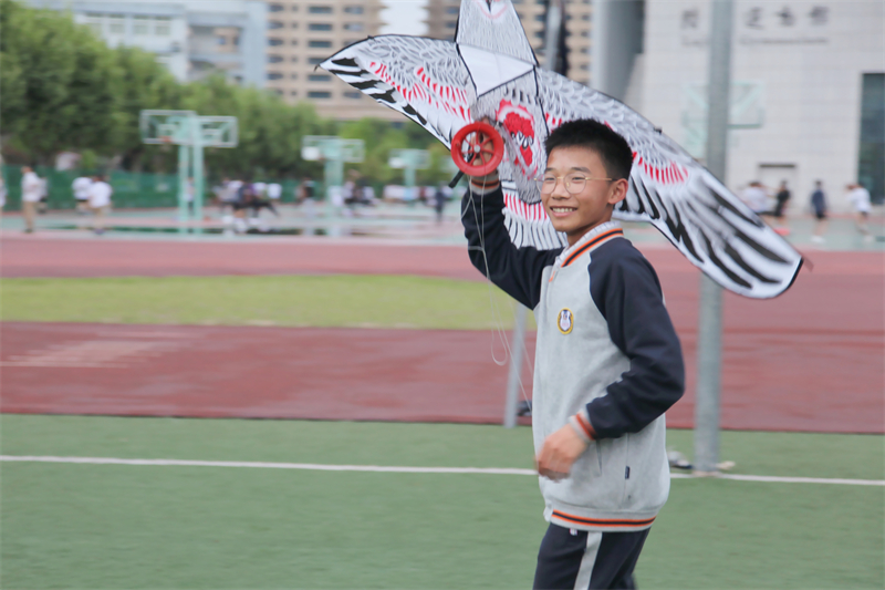 拥抱春色,放飞纸鸢