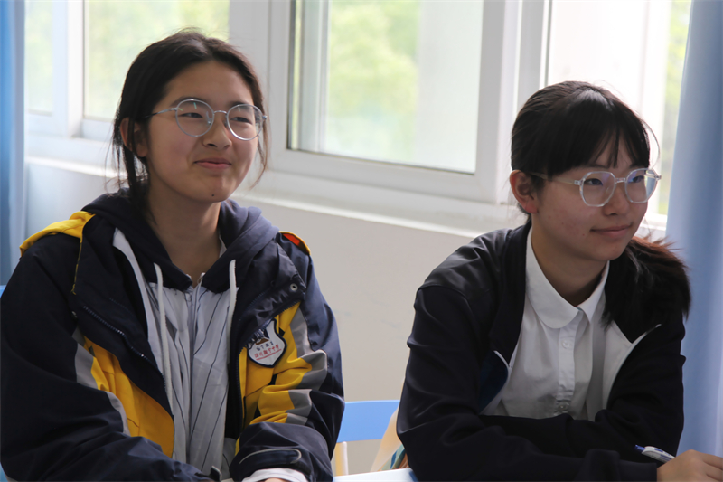翔宇高中心理健康教育:一边走 一边找