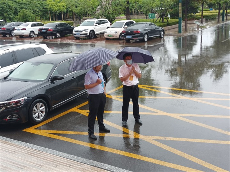 图片[1]-枣庄十八中：为爱撑伞显温情 雨中车龙护考行-爱山亭网