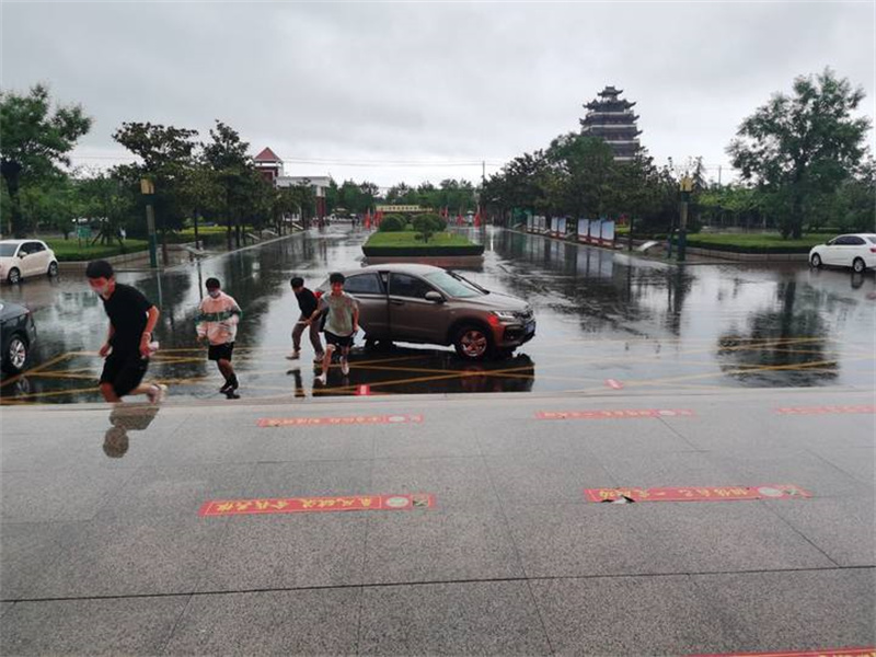 图片[4]-枣庄十八中：为爱撑伞显温情 雨中车龙护考行-爱山亭网