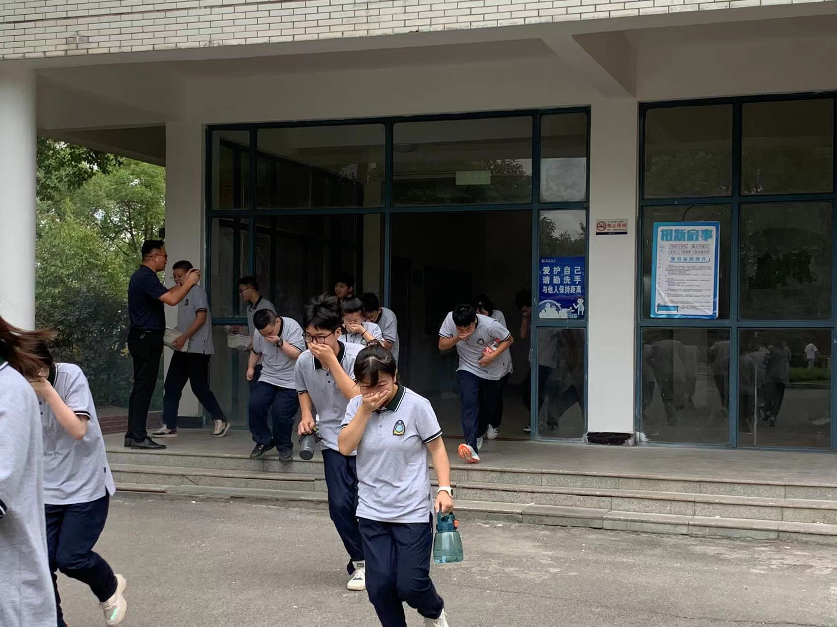 步履铿锵 斗志昂扬——监利中学2022级新生入校教育成果剪影