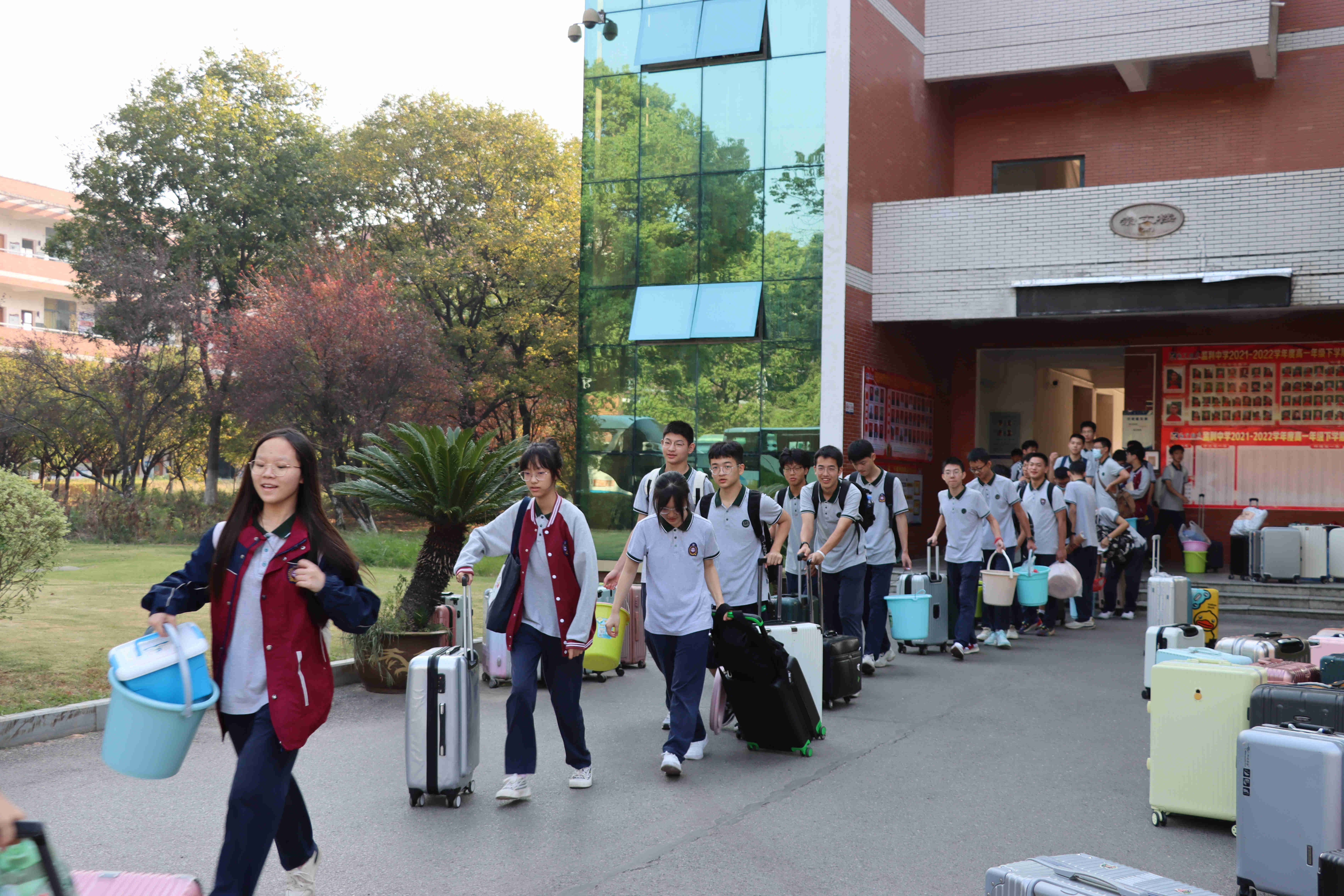 监利中学高二年级开启校外教育活动