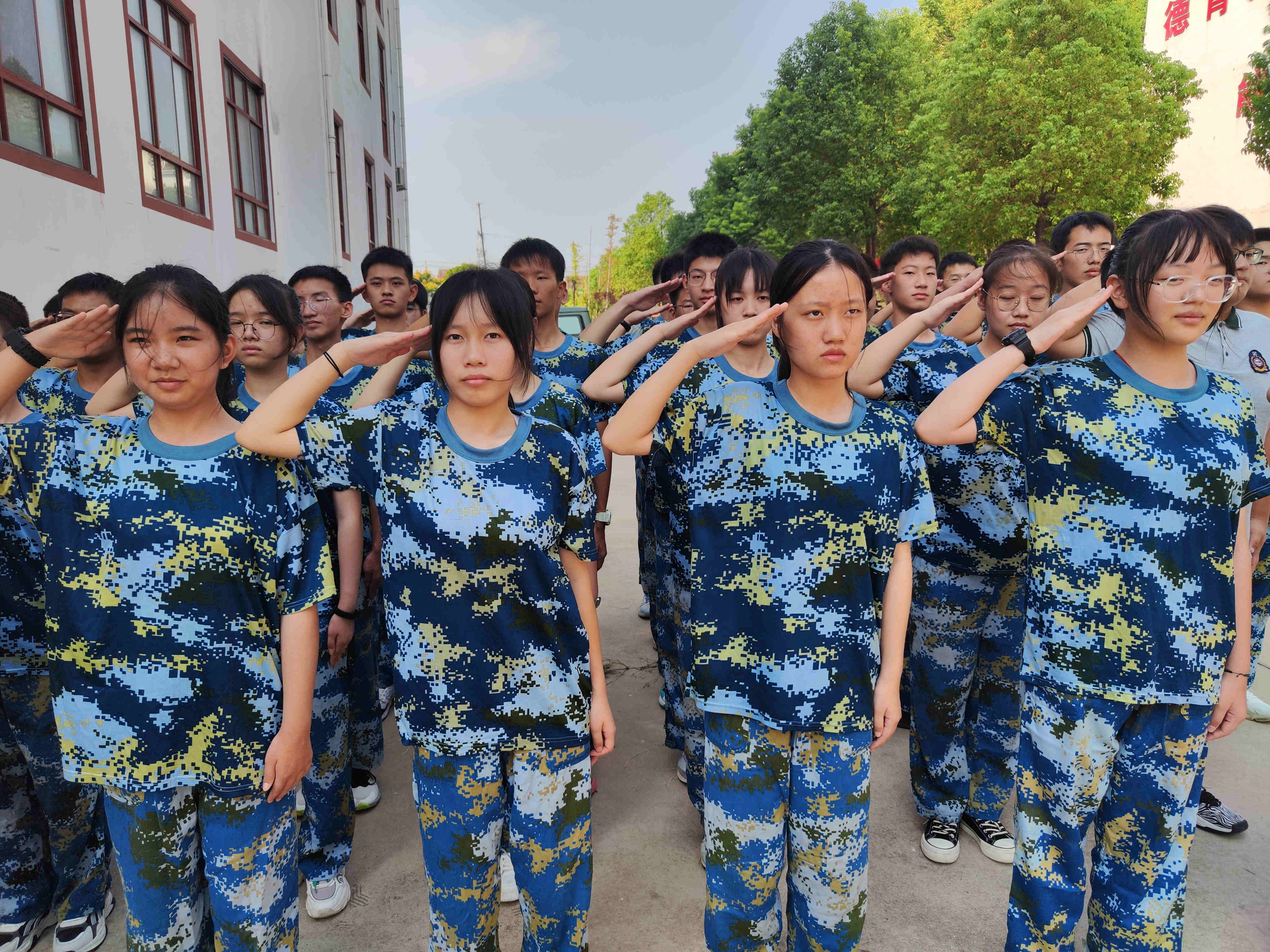 监利中学高二年级开启校外教育活动