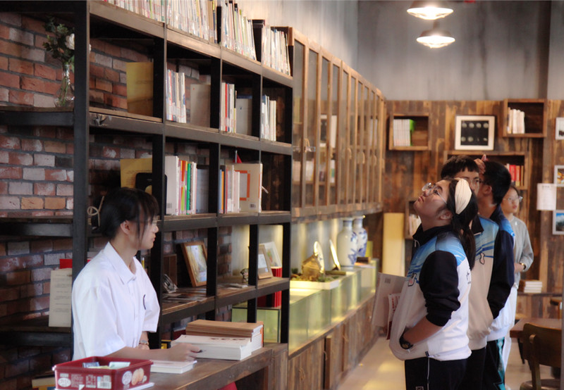 同学,记住了,书院里有个袖珍书店喊你坐坐