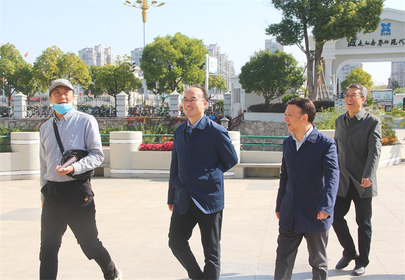 区教体局蒋雪峰局长陪同同济大学吕维锋参观淮外