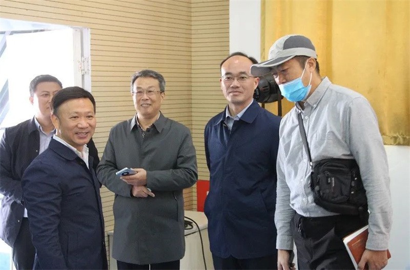 区教体局蒋雪峰局长陪同同济大学吕维锋参观淮外