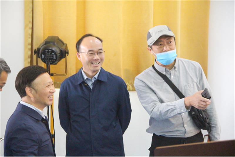 区教体局蒋雪峰局长陪同同济大学吕维锋参观淮外