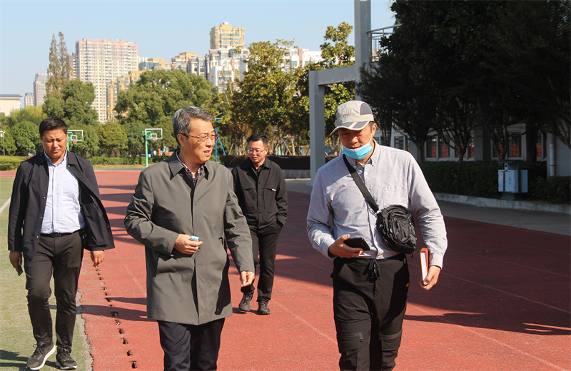 区教体局蒋雪峰局长陪同同济大学吕维锋参观淮外