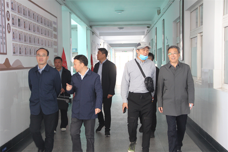 区教体局蒋雪峰局长陪同同济大学吕维锋参观淮外