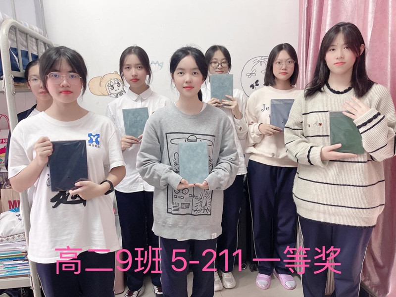 把每一间宿舍布置得令学生流连忘返的小家