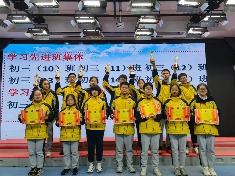 辉光日新臻佳境,刚健笃实绘前程
