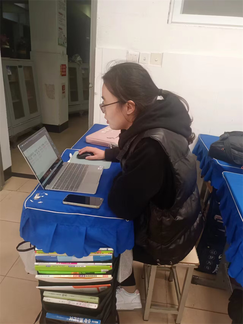 巧搭平台促沟通,凝心聚力助成长