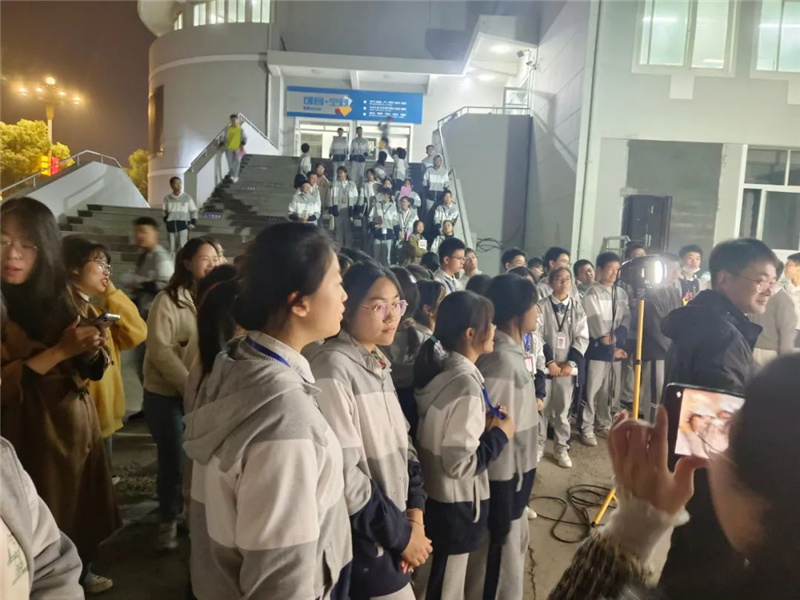 为演出颁奖,为勇气点赞,为才华喝彩