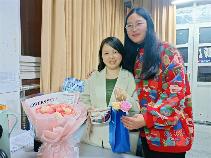 春风如约至 巾帼绽芳华