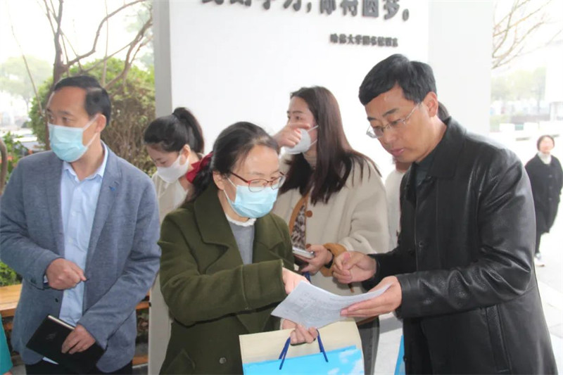 河南华夏外国语高级中学考察团走进淮外观摩交流