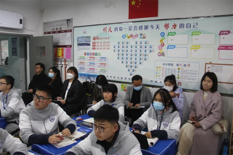 河南华夏外国语高级中学考察团走进淮外观摩交流