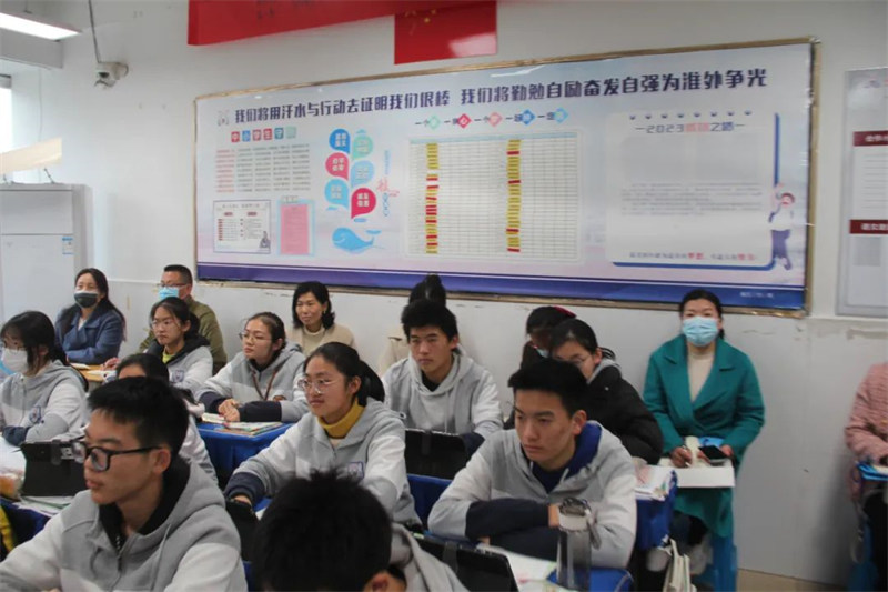 河南华夏外国语高级中学考察团走进淮外观摩交流