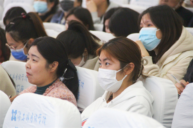 河南华夏外国语高级中学考察团走进淮外观摩交流