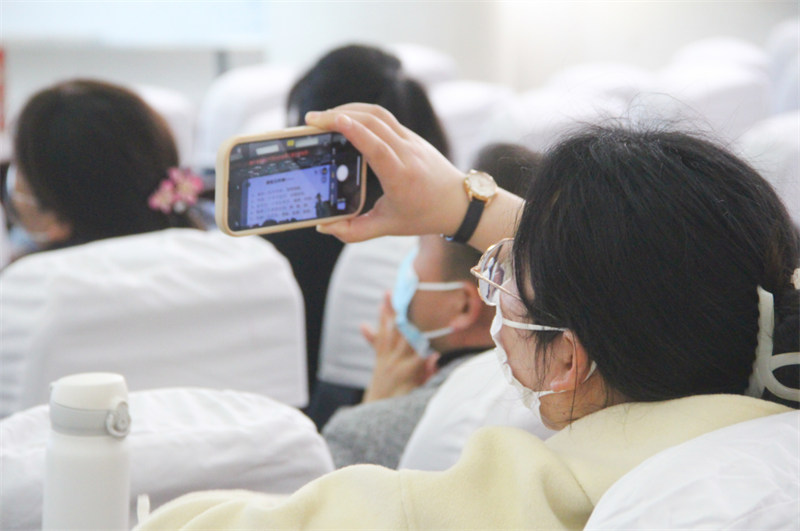 河南华夏外国语高级中学考察团走进淮外观摩交流
