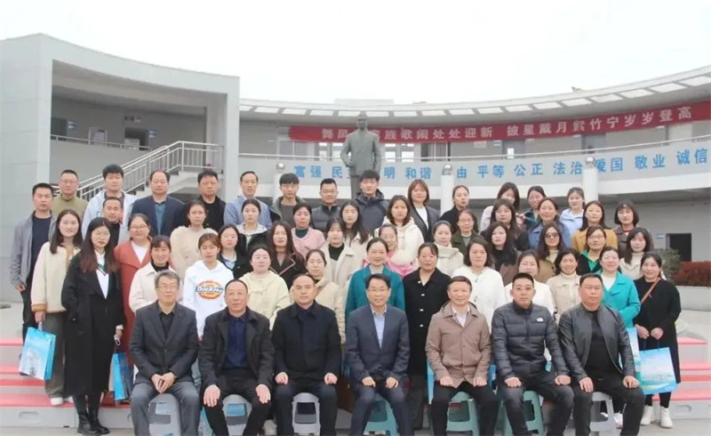 河南华夏外国语高级中学考察团走进淮外观摩交流