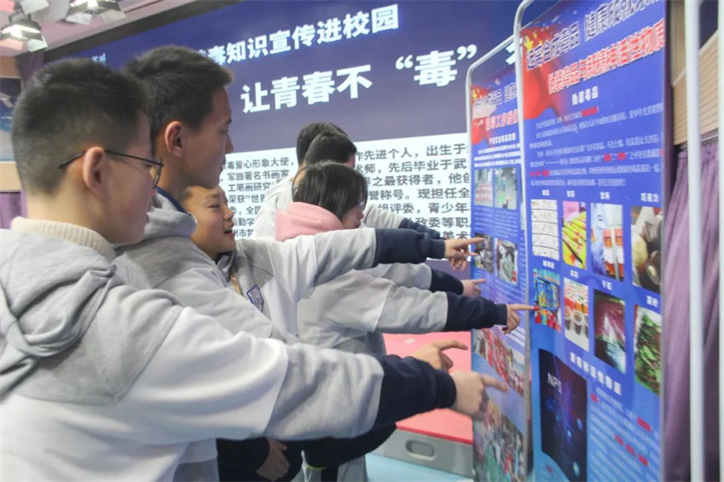 中国禁毒爱心形象大使戴文军走进淮外开展禁毒宣传教育活动