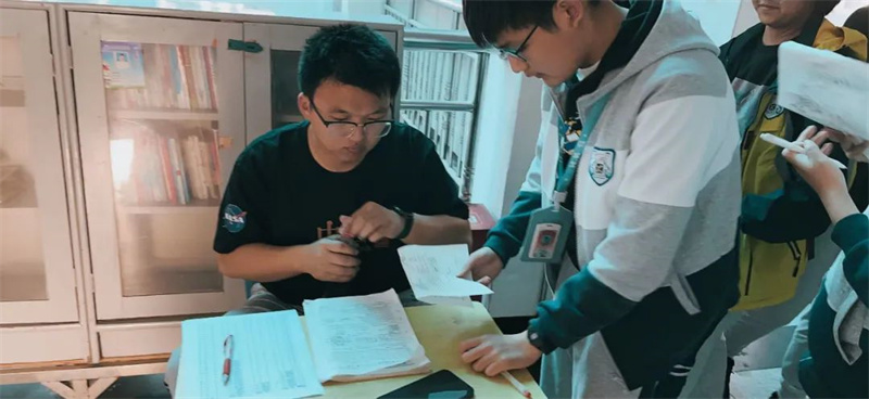 师生齐心凌壮志,亮剑地生斩荆棘