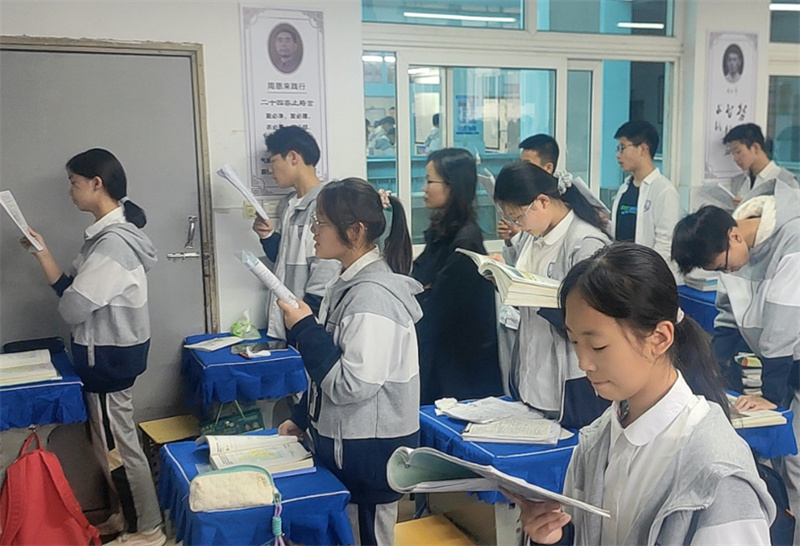 师生齐心凌壮志,亮剑地生斩荆棘