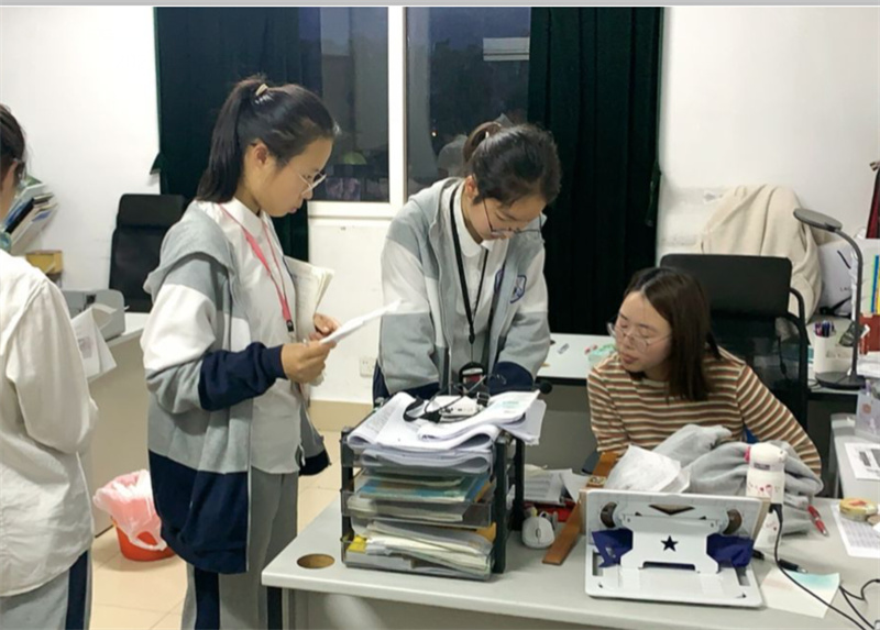 师生齐心凌壮志,亮剑地生斩荆棘