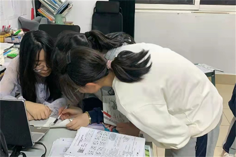 师生齐心凌壮志,亮剑地生斩荆棘
