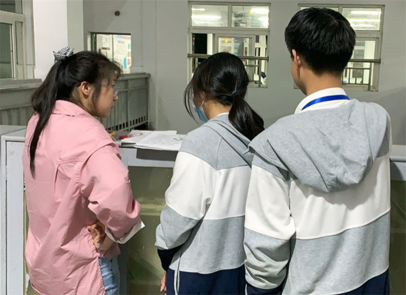 师生齐心凌壮志,亮剑地生斩荆棘