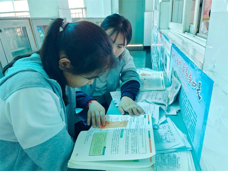 师生齐心凌壮志,亮剑地生斩荆棘