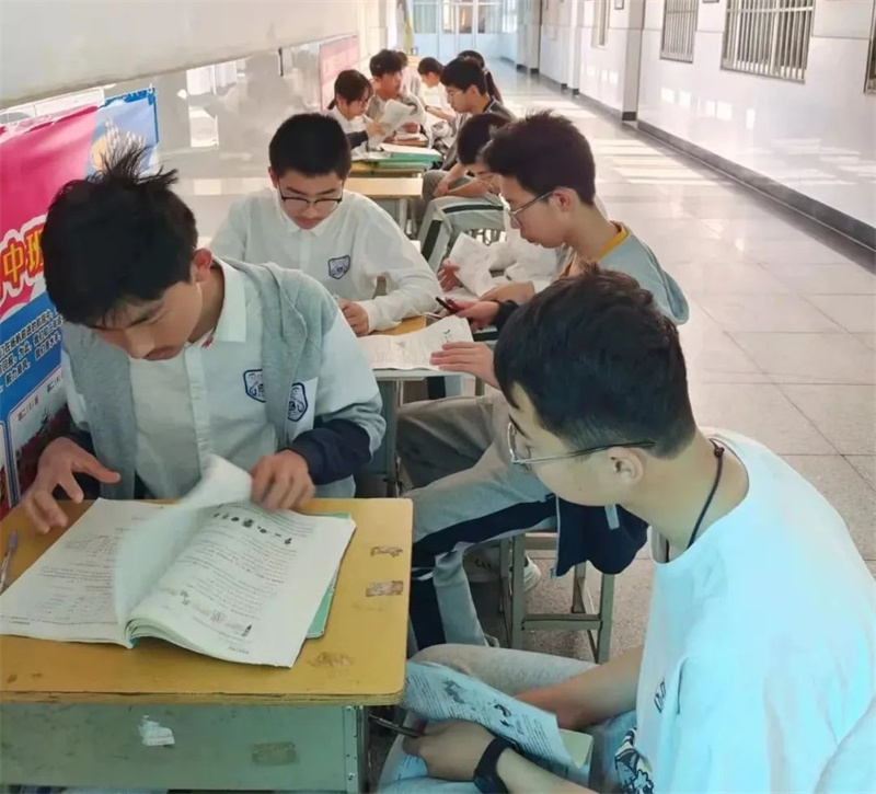 师生齐心凌壮志,亮剑地生斩荆棘