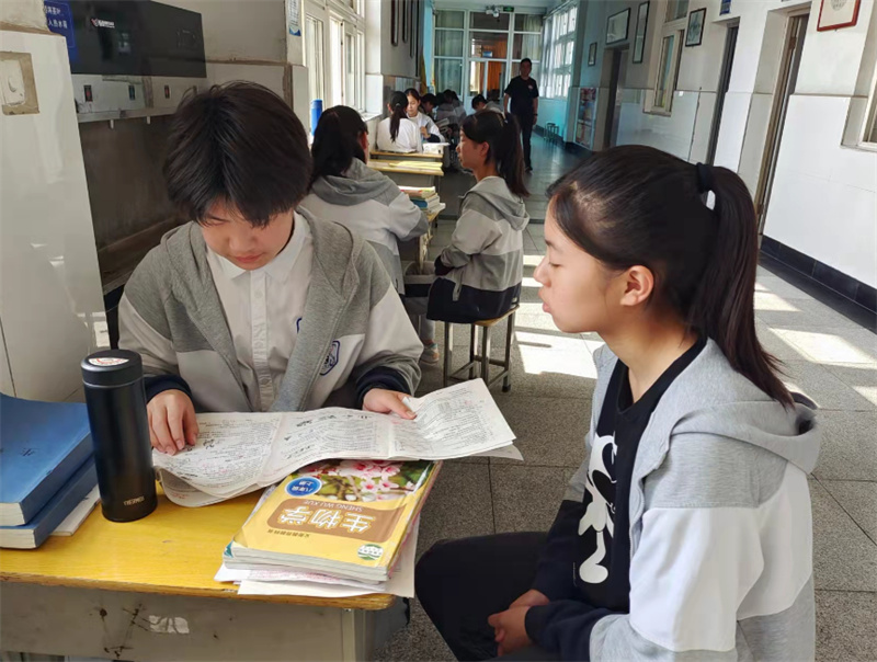 师生齐心凌壮志,亮剑地生斩荆棘