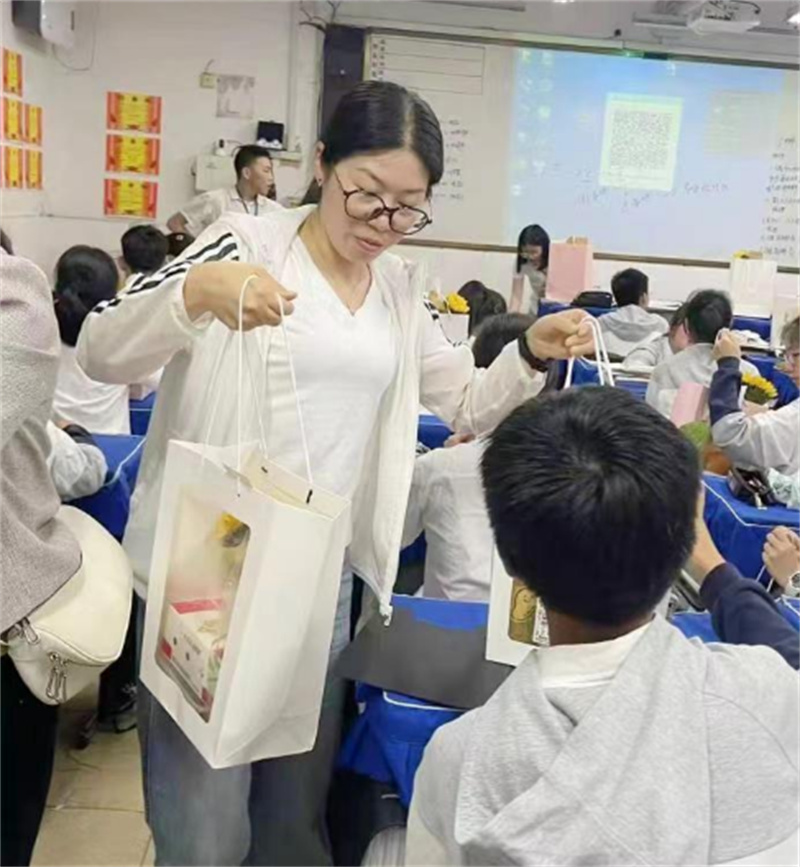 少年提笔志逐梦,亲情相伴行四海