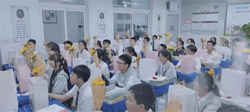 少年提笔志逐梦,亲情相伴行四海