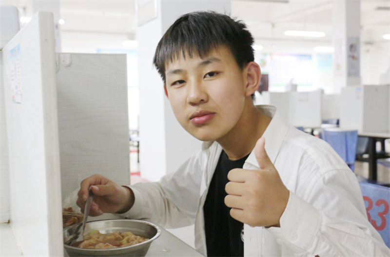 少年提笔志逐梦,亲情相伴行四海