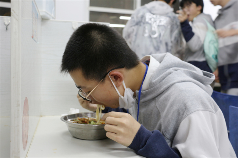 少年提笔志逐梦,亲情相伴行四海