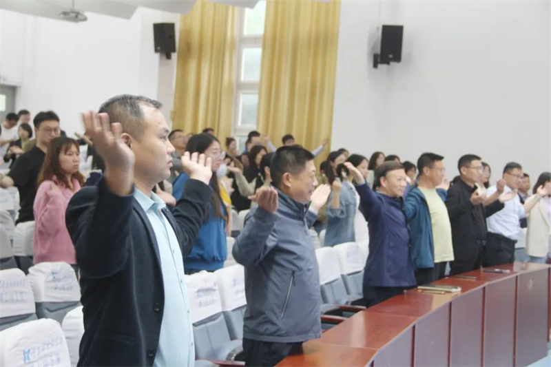 淮外召开2022-2023学年第八期教职工研修会