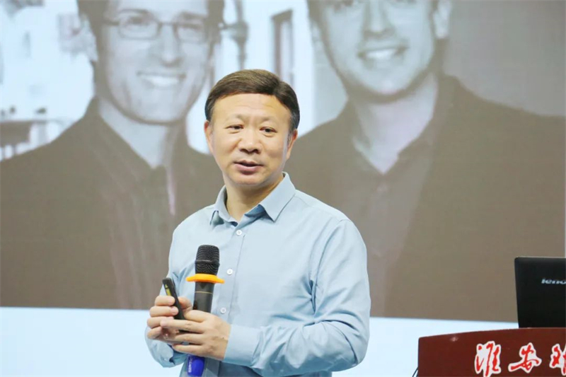 淮外召开2022-2023学年第八期教职工研修会