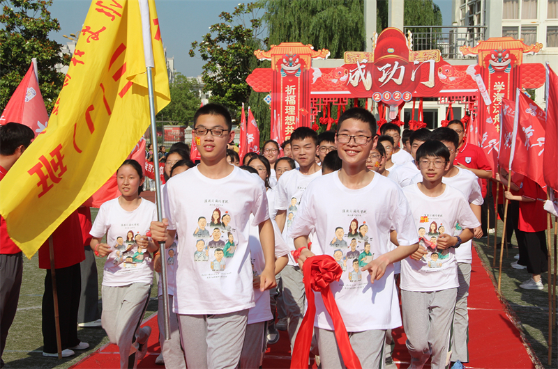 “快乐奔跑”演绎绚烂青春,“赢在中考”激发学子豪情