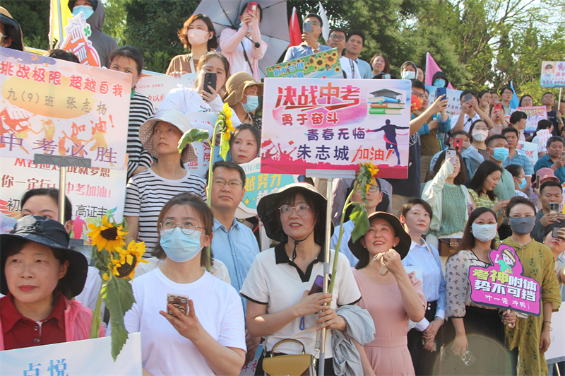 “快乐奔跑”演绎绚烂青春,“赢在中考”激发学子豪情