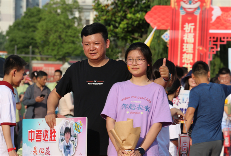 “快乐奔跑”演绎绚烂青春,“赢在中考”激发学子豪情
