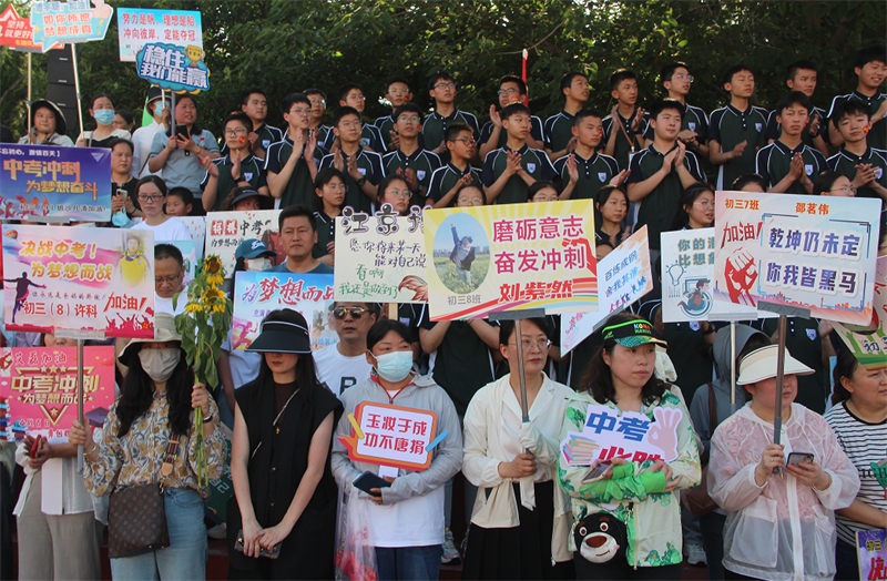 “快乐奔跑”演绎绚烂青春,“赢在中考”激发学子豪情