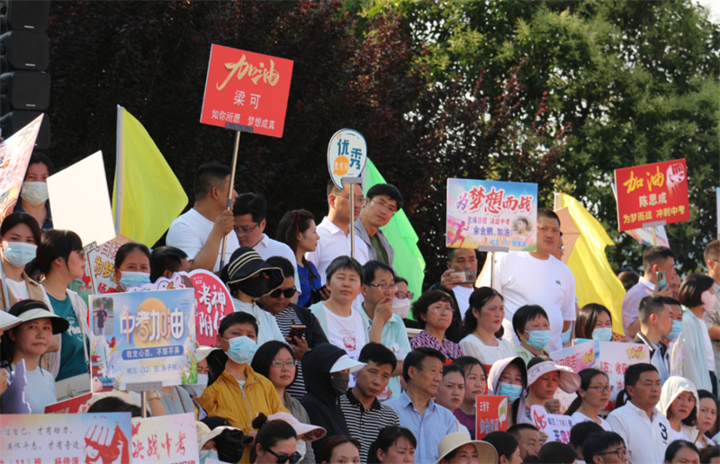 “快乐奔跑”演绎绚烂青春,“赢在中考”激发学子豪情