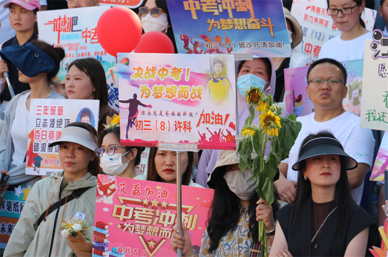 “快乐奔跑”演绎绚烂青春,“赢在中考”激发学子豪情