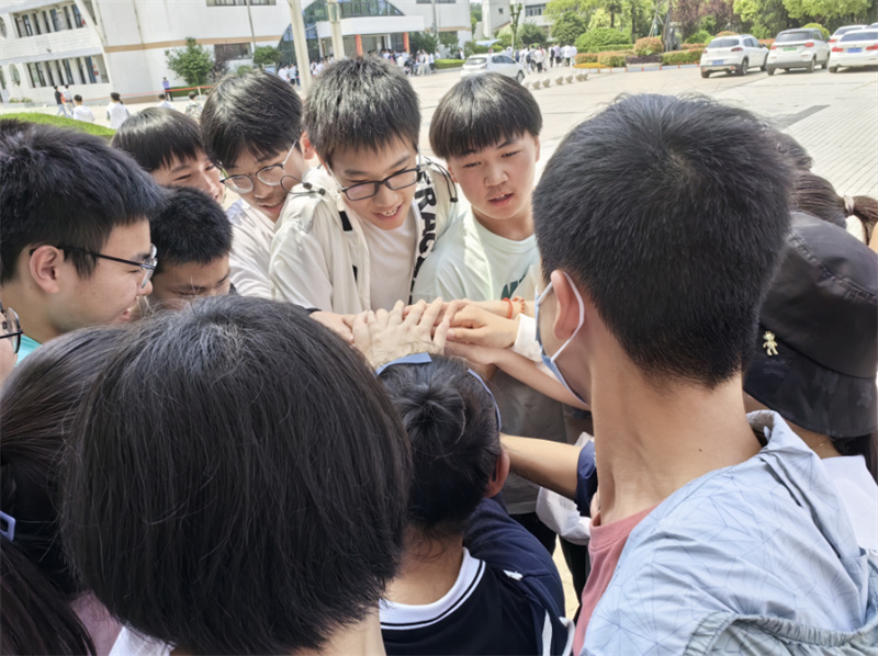 鼓劲助中考 ,慰问送关怀
