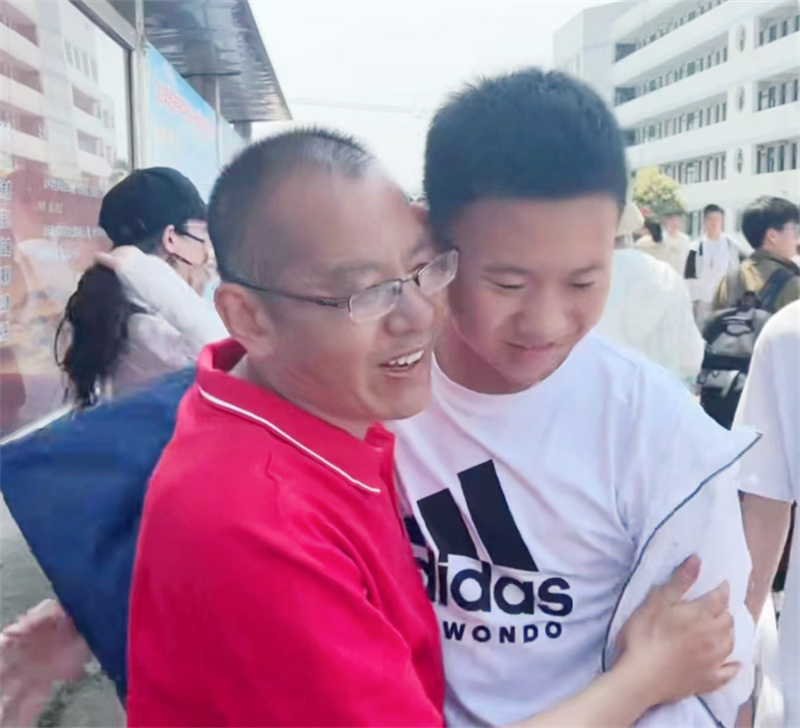 鼓劲助中考 ,慰问送关怀