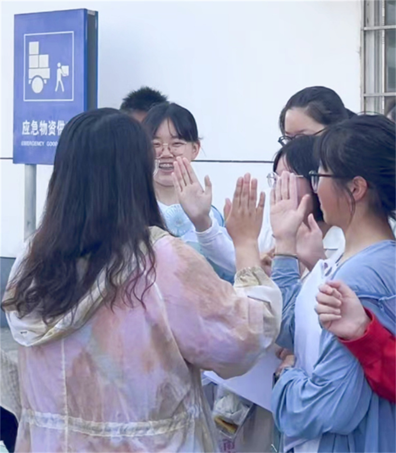 鼓劲助中考 ,慰问送关怀